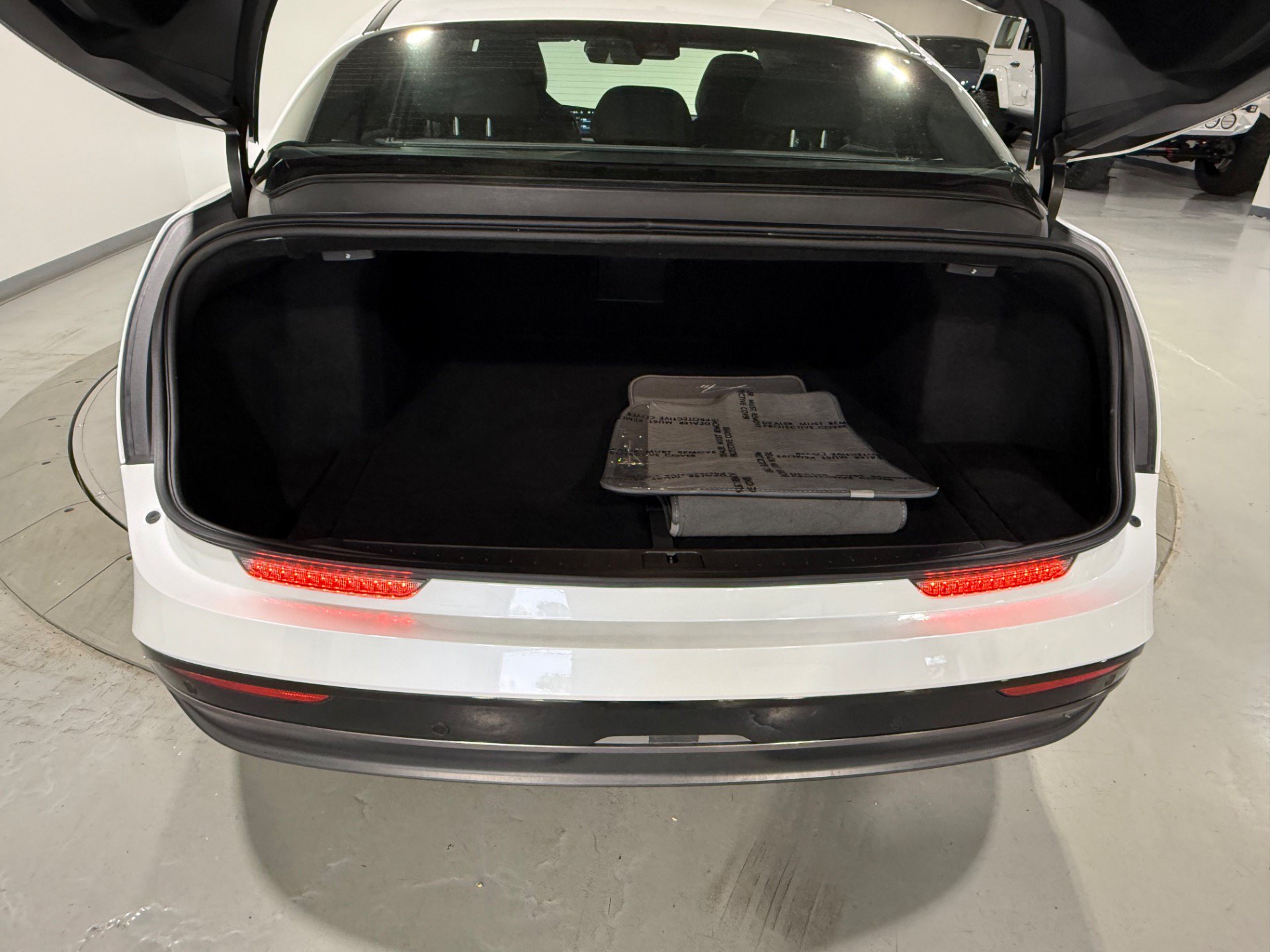 Used 2024 Lucid Air Touring AWD/4WD image 17