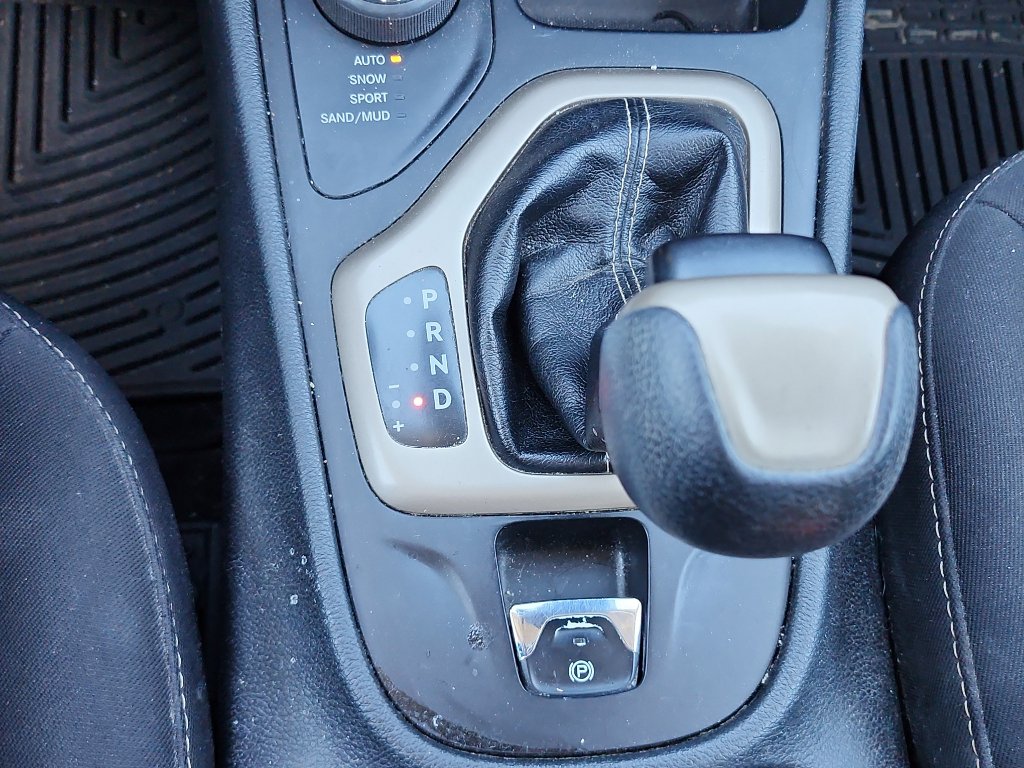 Used 2016 Jeep Cherokee Sport image 20