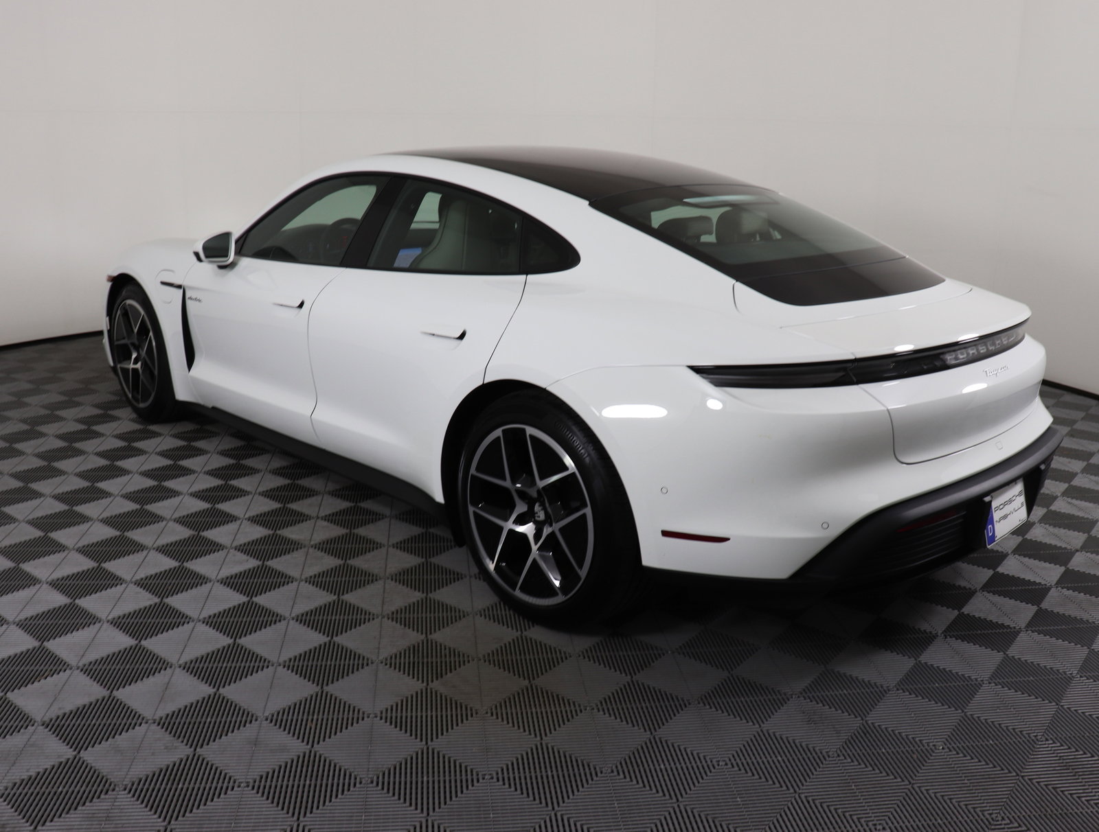 Used 2025 Porsche Taycan image 4