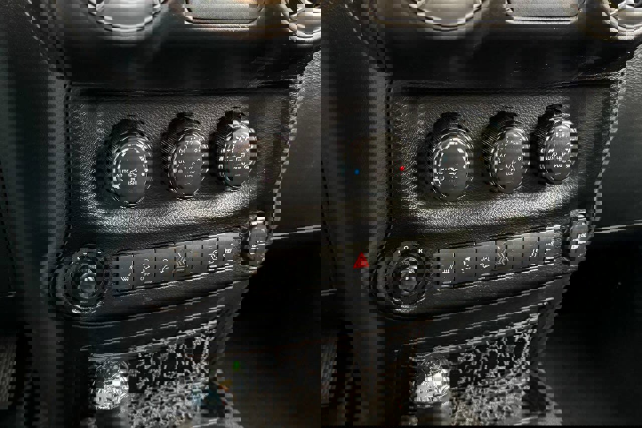 Used 2015 Jeep Wrangler Unlimited Sahara w/ Connectivity Group image 20