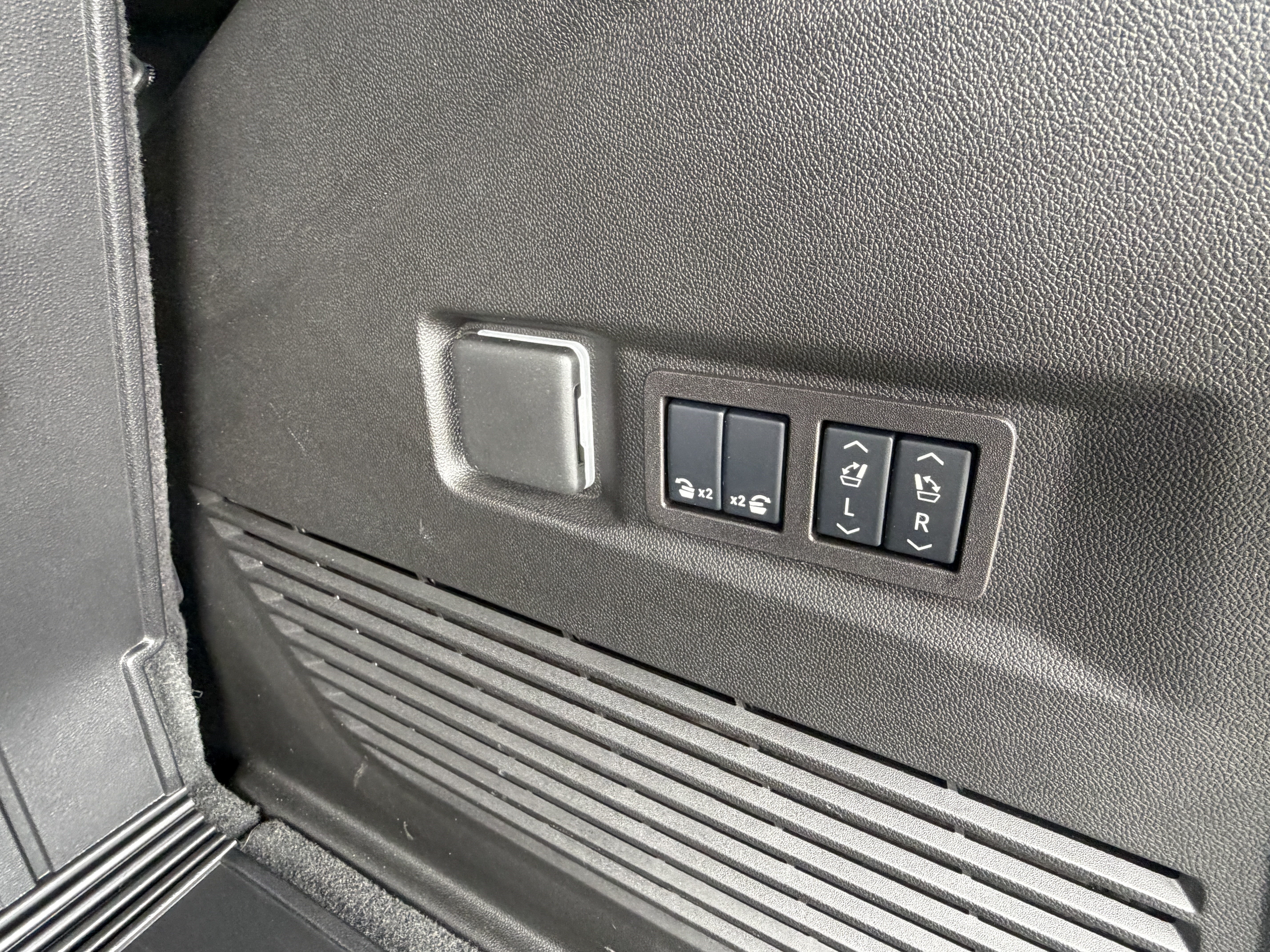 Used 2025 GMC Yukon Denali Ultimate AWD/4WD image 11