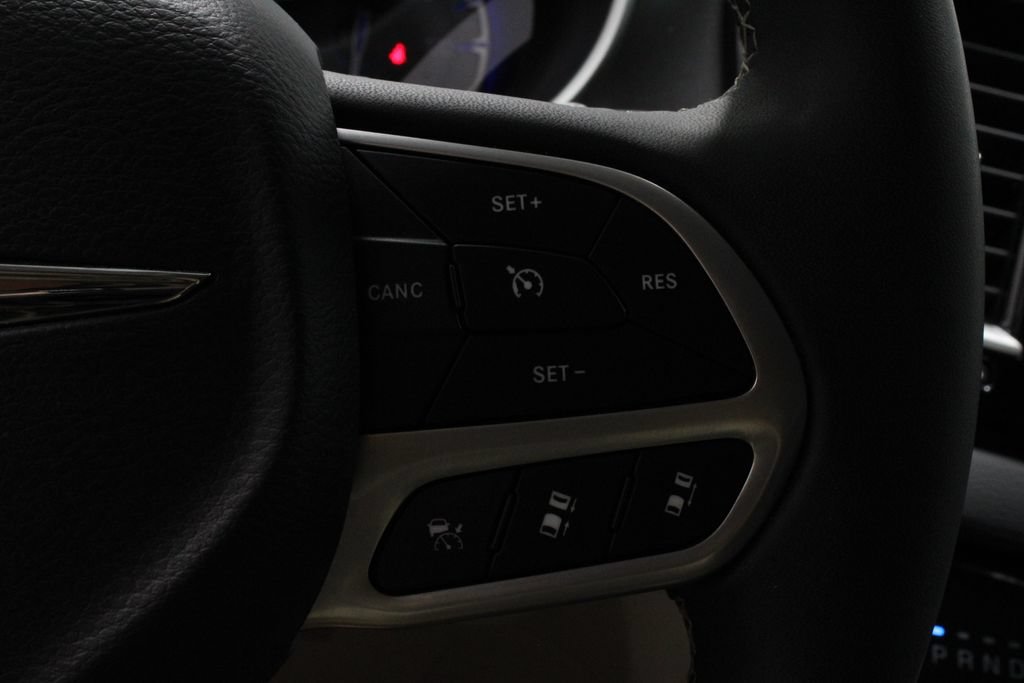 Used 2024 Chrysler Pacifica Touring-L FWD image 29