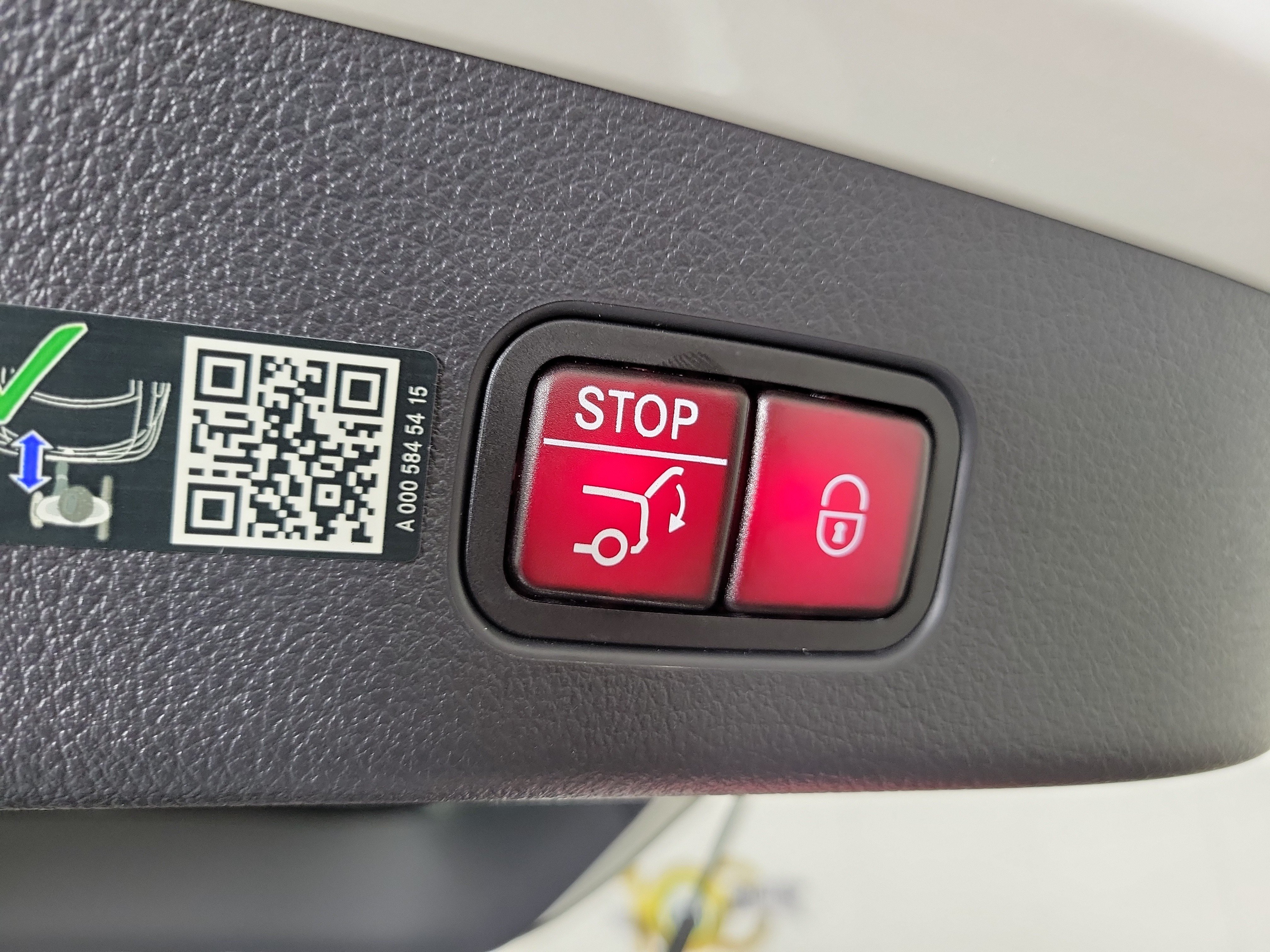 Used 2025 Mercedes-Benz GLC 300 4MATIC image 26