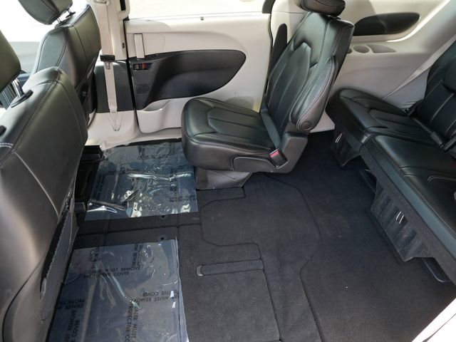 Used 2023 Chrysler Pacifica Touring-L FWD image 8