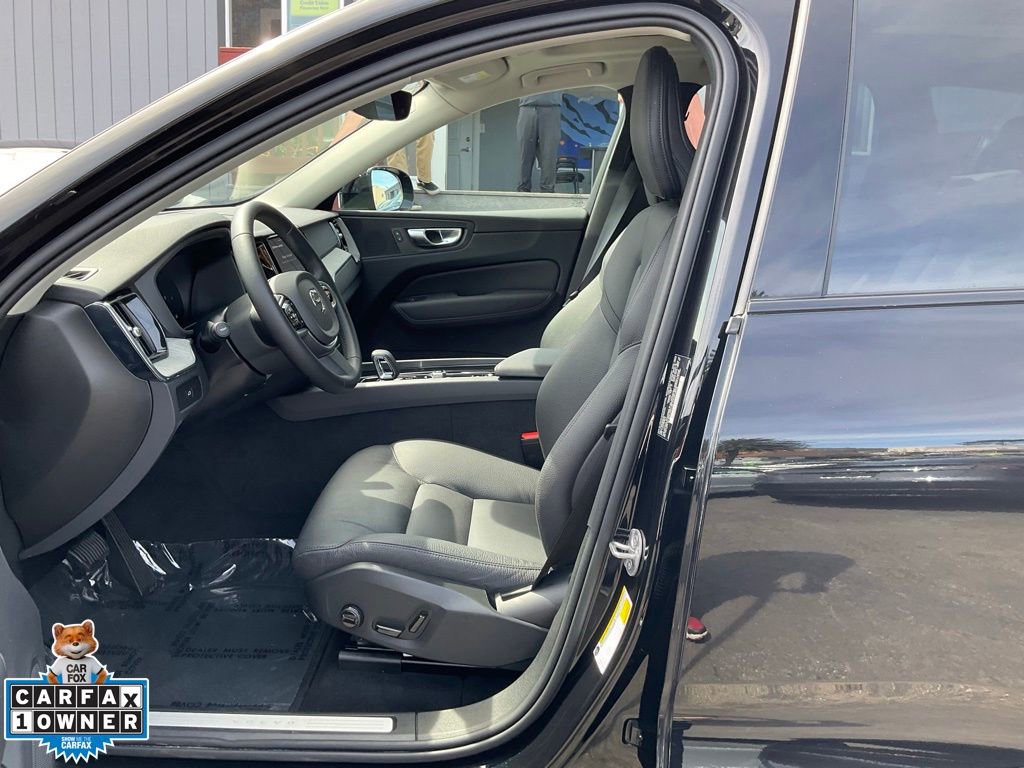 Used 2025 Volvo XC60 B5 Plus image 14