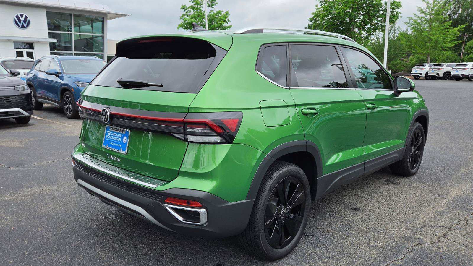 Certified 2025 Volkswagen Taos SE w/ Panoramic Sunroof Package FWD image 5