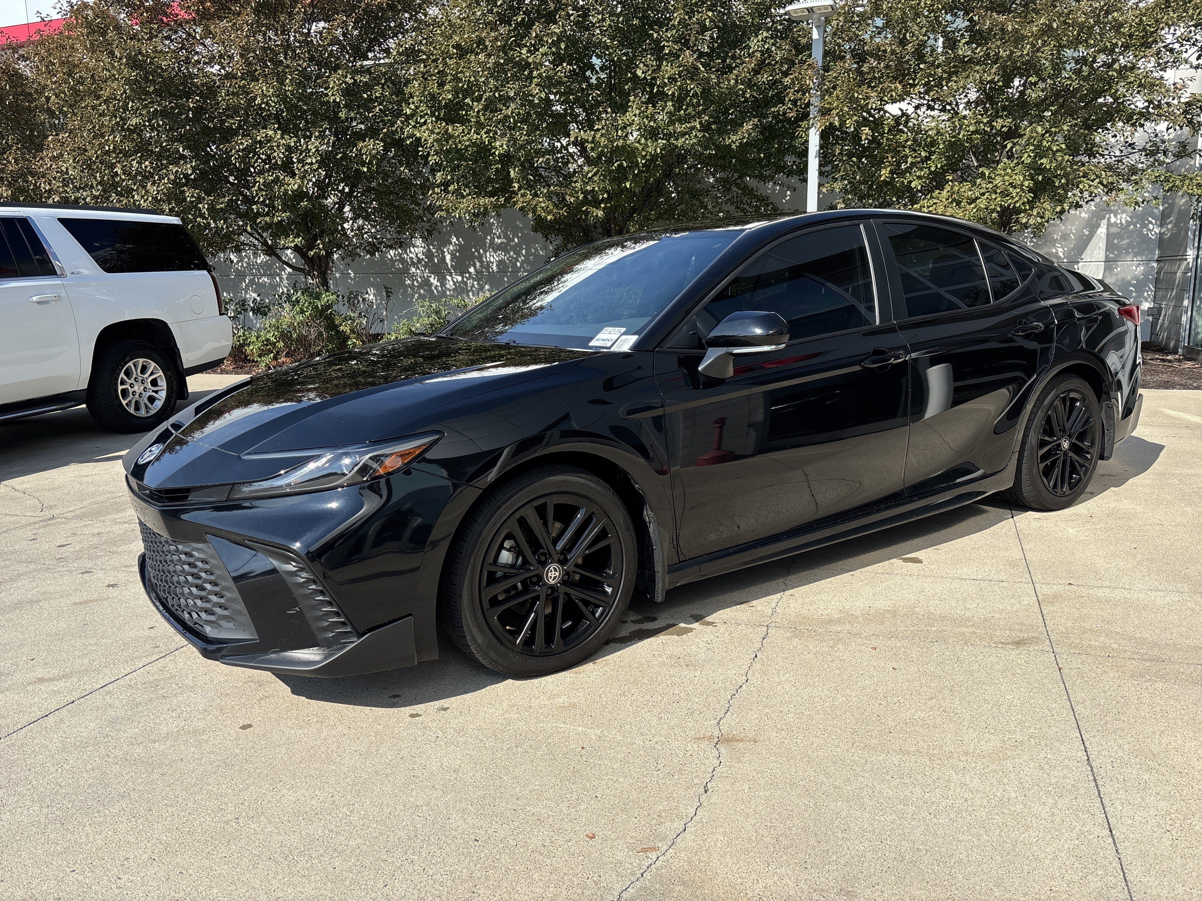 Used 2025 Toyota Camry SE FWD image 3