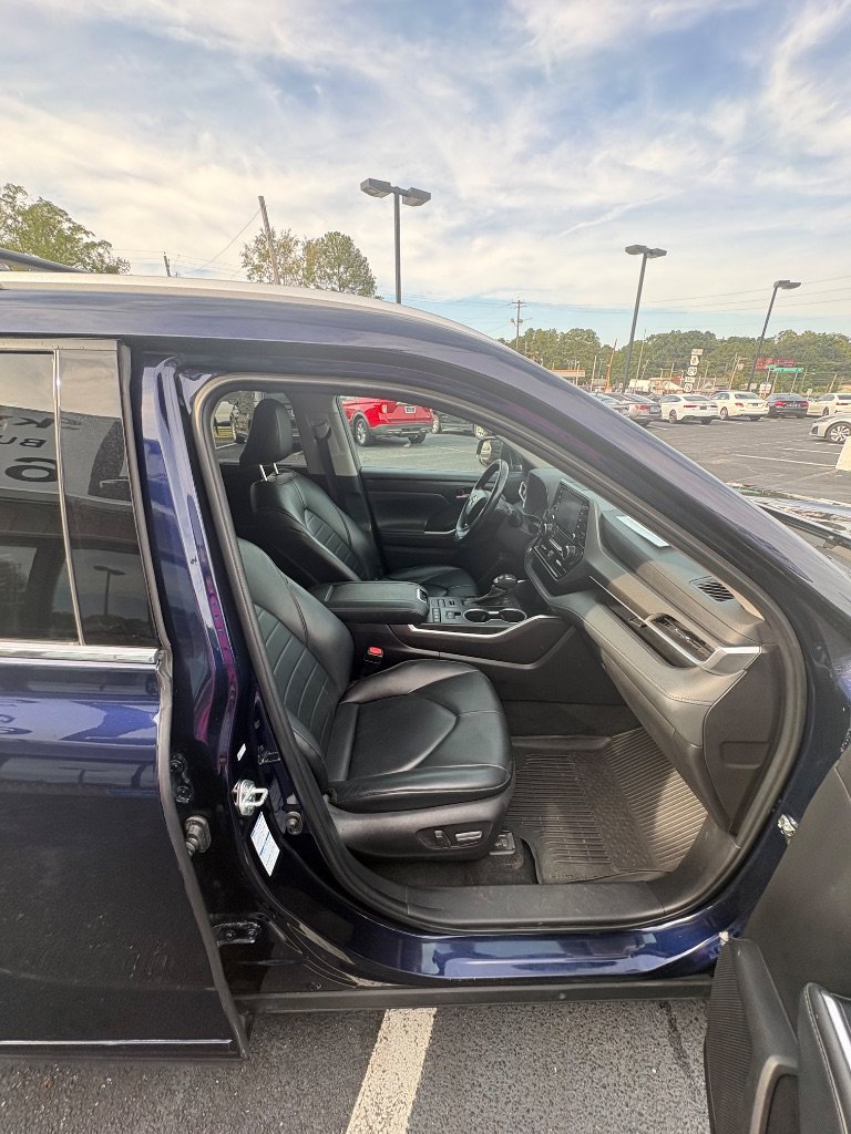 Used 2022 Toyota Highlander XLE AWD/4WD image 28