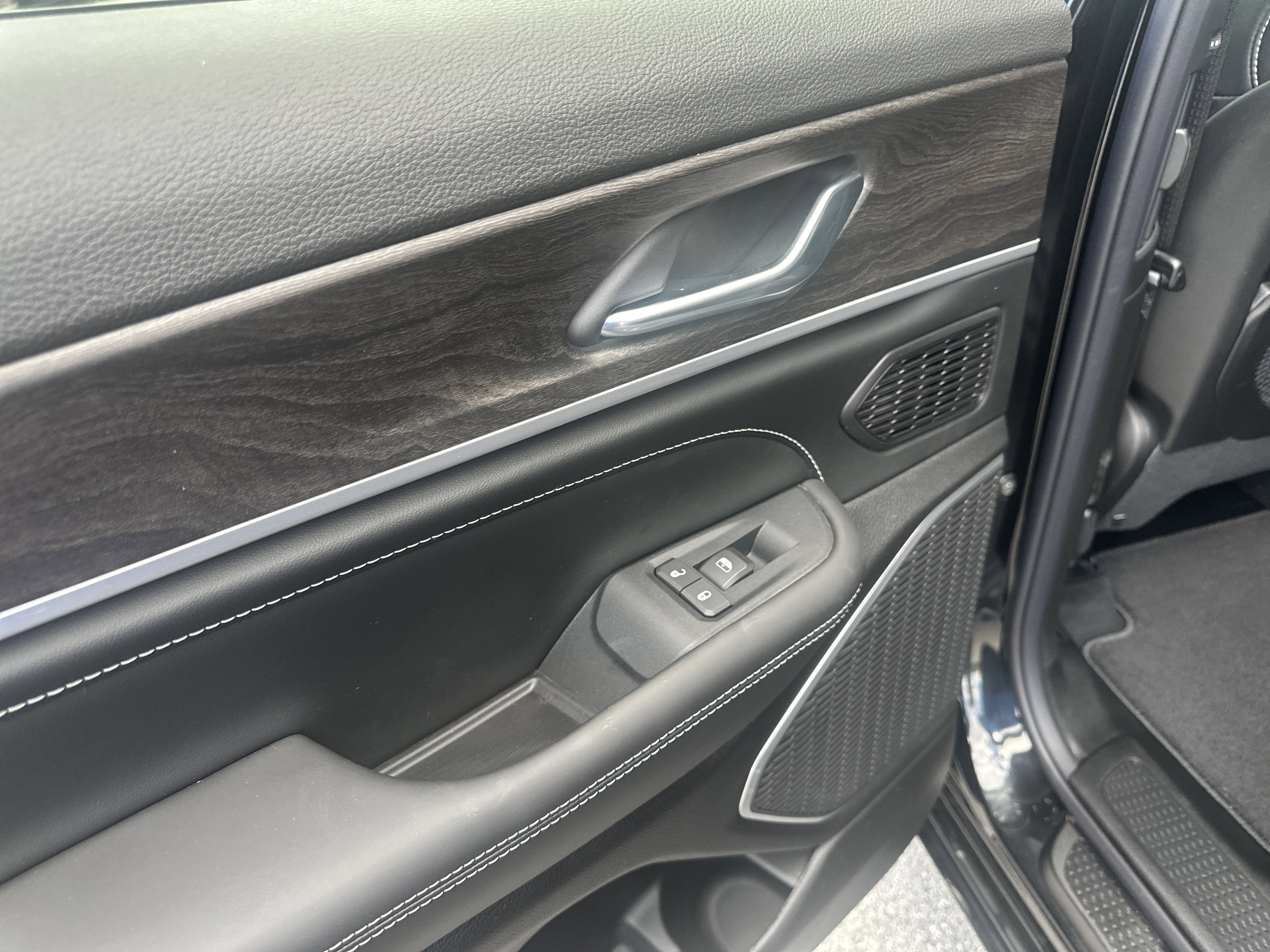 New 2026 Jeep Grand Cherokee L Limited AWD/4WD image 16