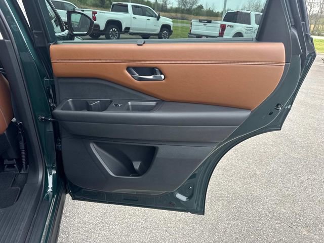 Used 2023 Nissan Pathfinder Platinum image 23