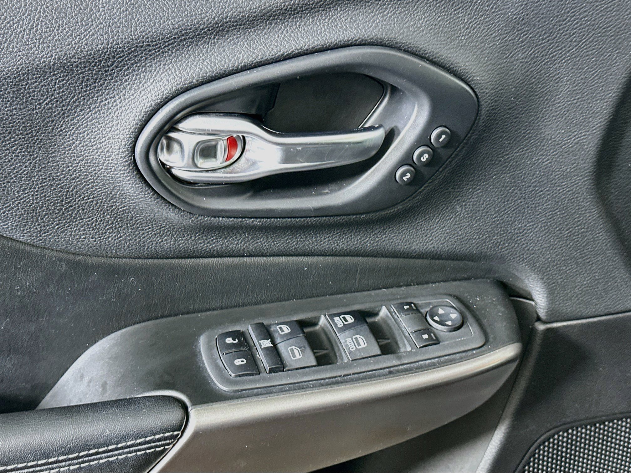 Used 2019 Jeep Cherokee Limited FWD image 15