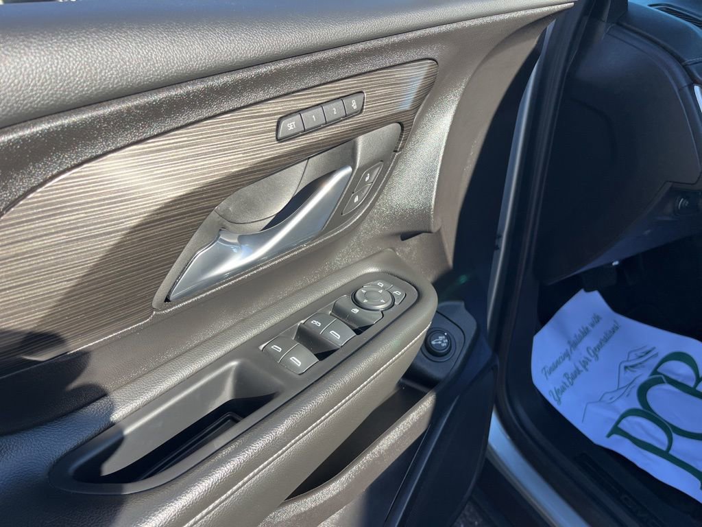 Used 2024 GMC Terrain SLT image 17