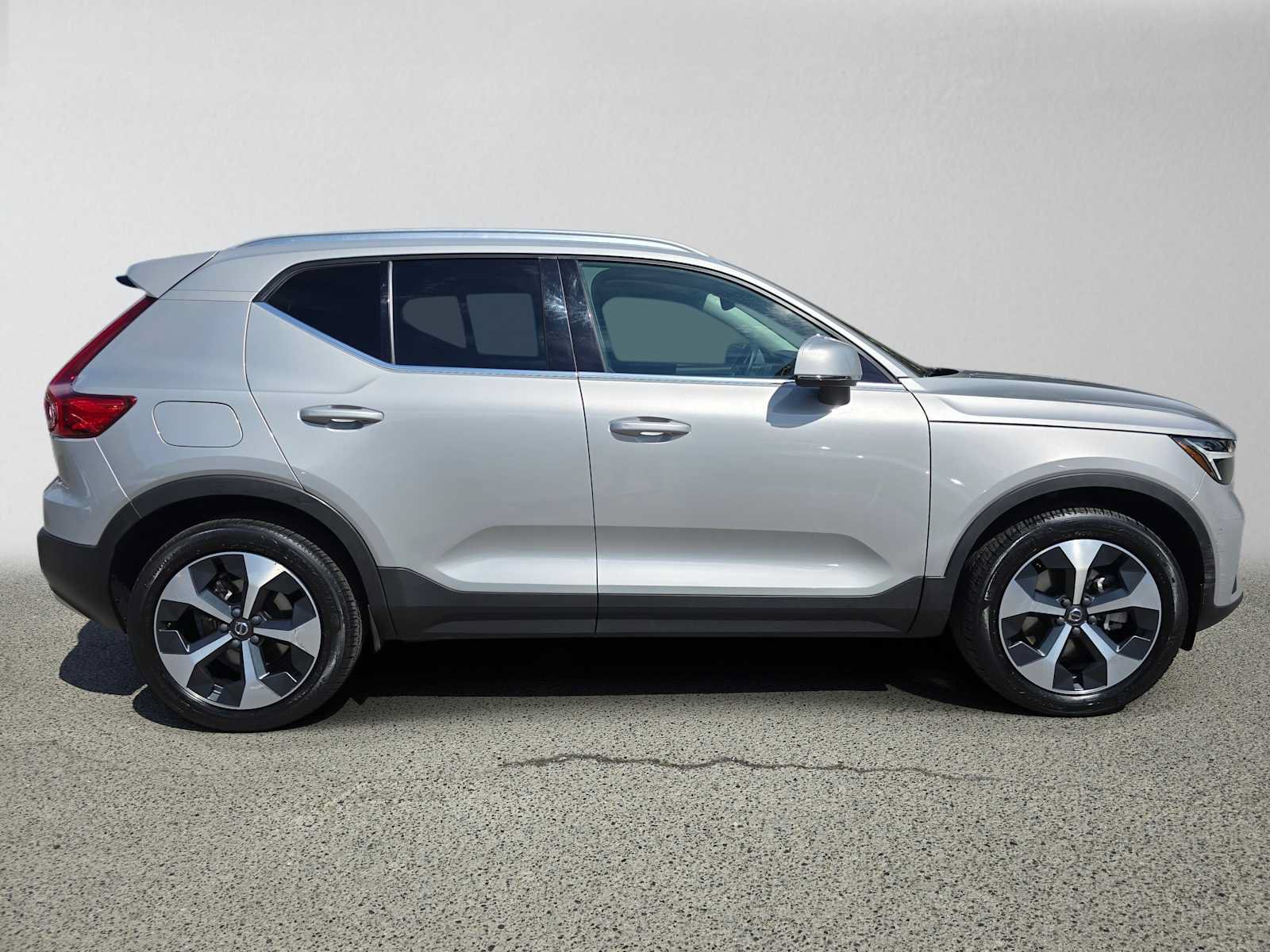 Certified 2024 Volvo XC40 B5 Core w/ Climate Package AWD/4WD image 4