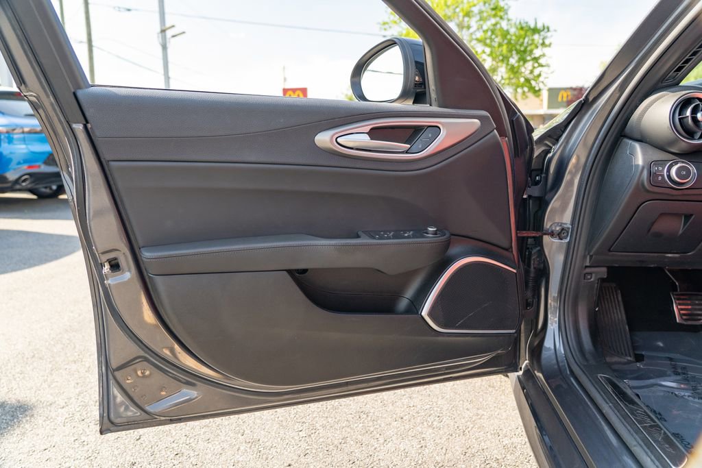 Used 2023 Alfa Romeo Giulia Veloce RWD image 12