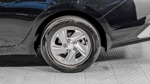 Used 2025 Hyundai Elantra SE FWD image 36