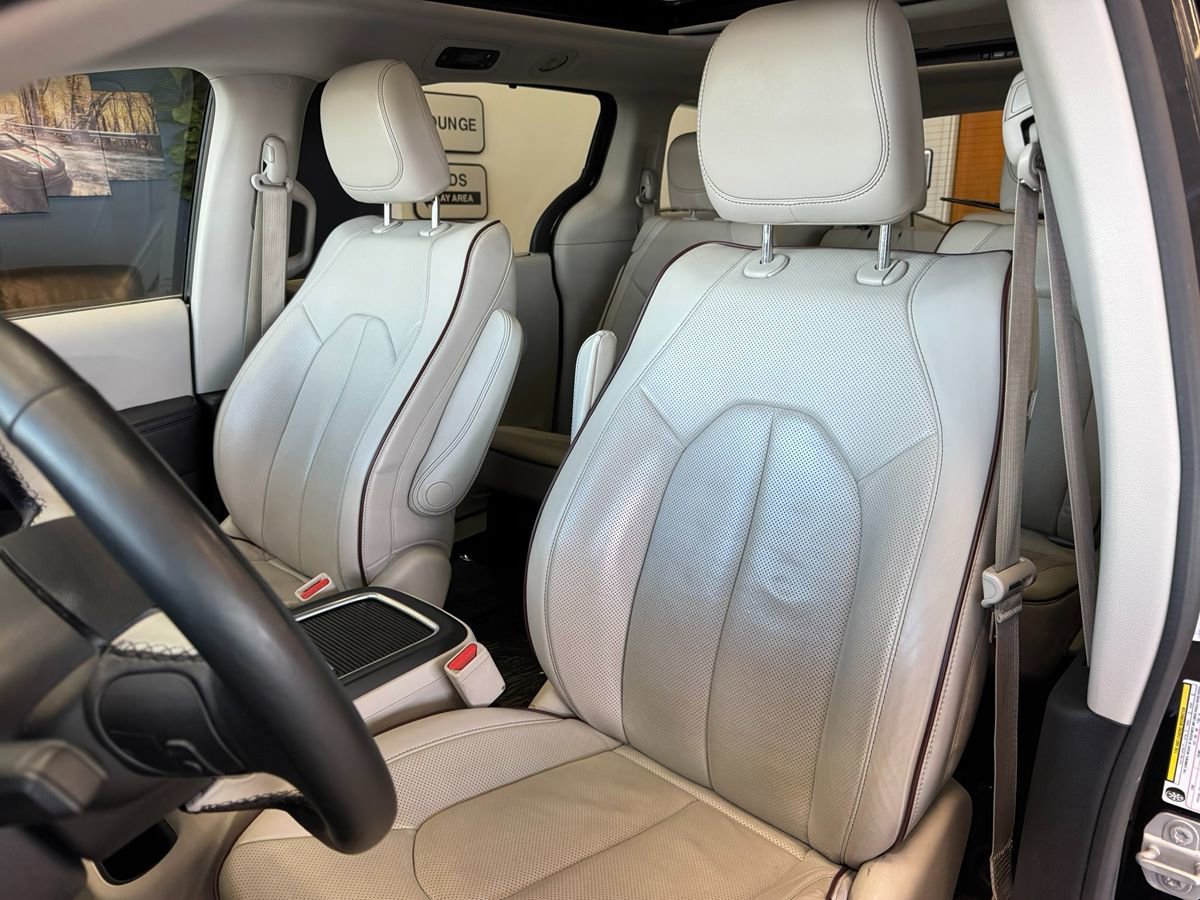 Used 2019 Chrysler Pacifica Limited image 13