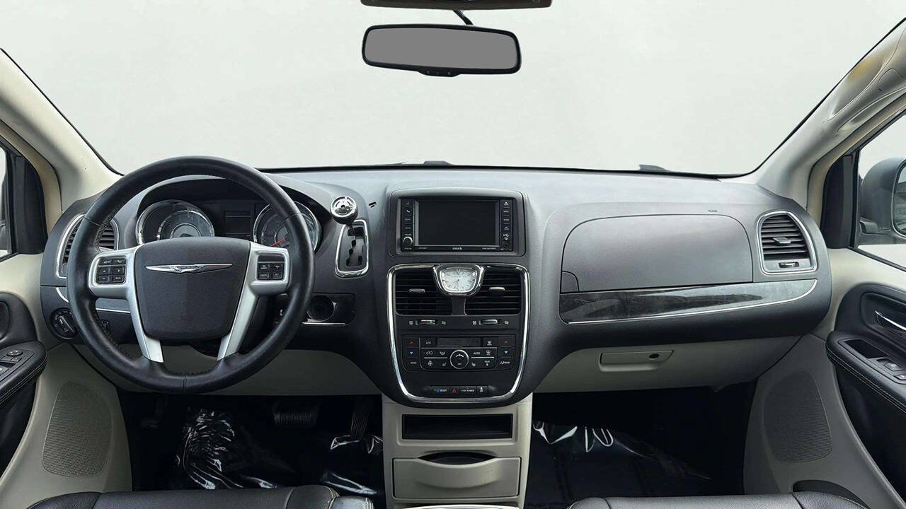 Used 2016 Chrysler Town & Country Touring w/ Driver Convenience Group FWD image 19