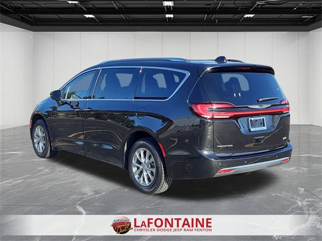 Certified 2021 Chrysler Pacifica Touring-L image 3