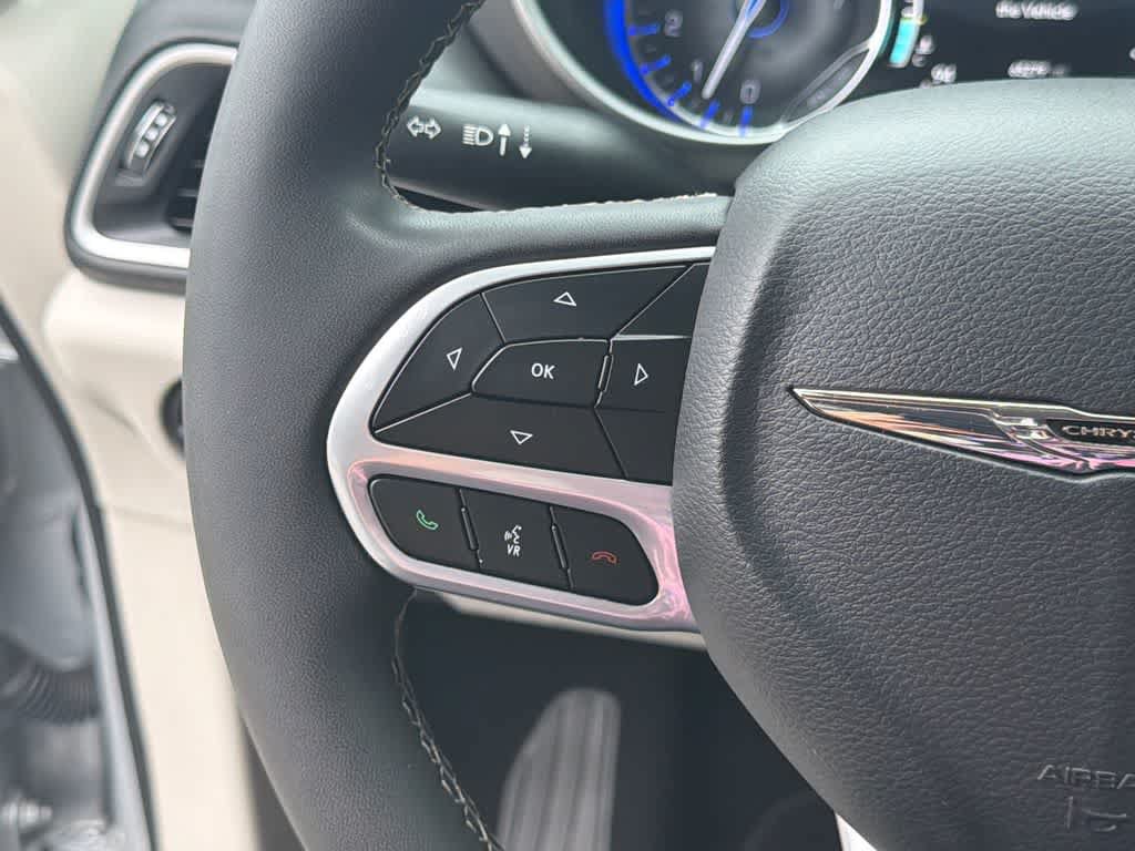 Used 2024 Chrysler Pacifica Touring-L FWD image 23