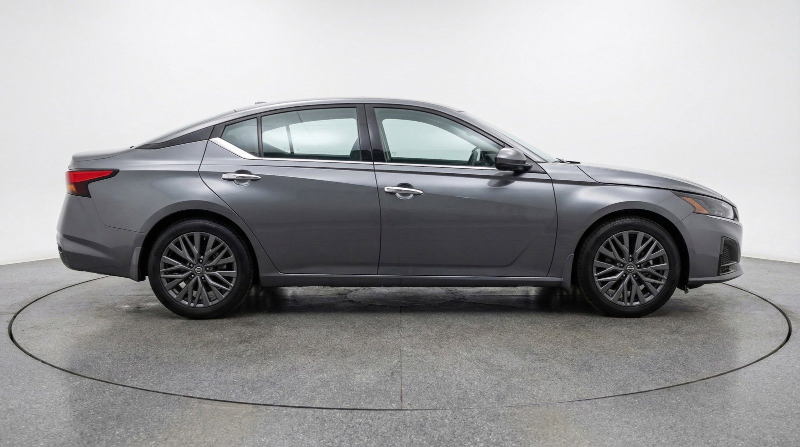 Used 2025 Nissan Altima 2.5 SV FWD image 8