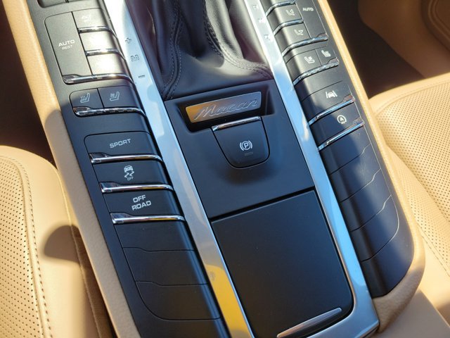 Certified 2020 Porsche Macan AWD/4WD image 34