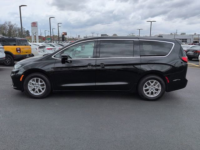 Used 2024 Chrysler Pacifica Touring-L image 4
