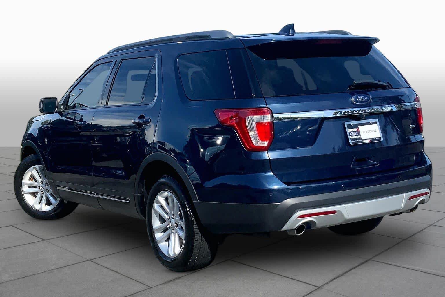 Used 2017 Ford Explorer XLT w/ Equipment Group 202A FWD image 12