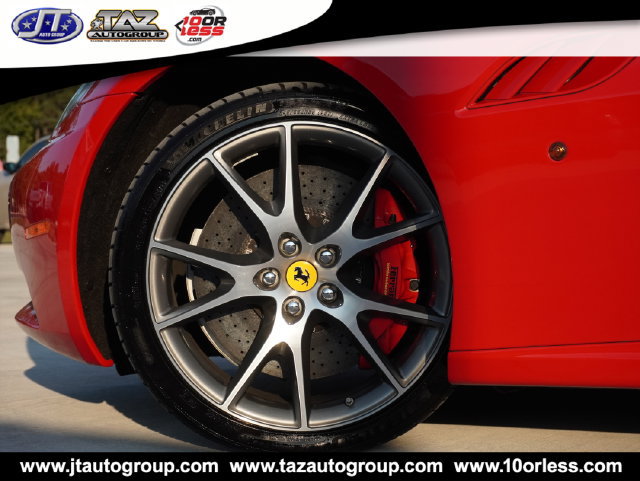 Used 2014 Ferrari California RWD image 7