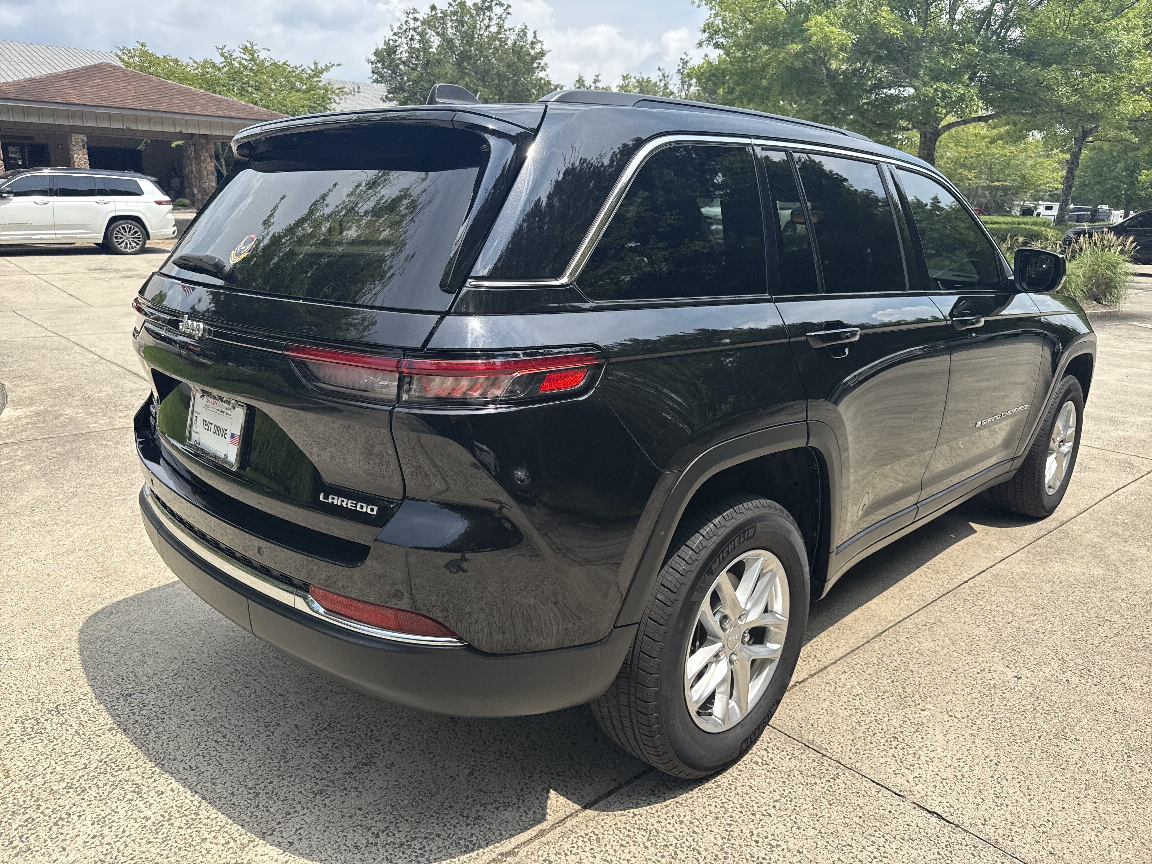 Used 2024 Jeep Grand Cherokee Laredo X AWD/4WD image 7