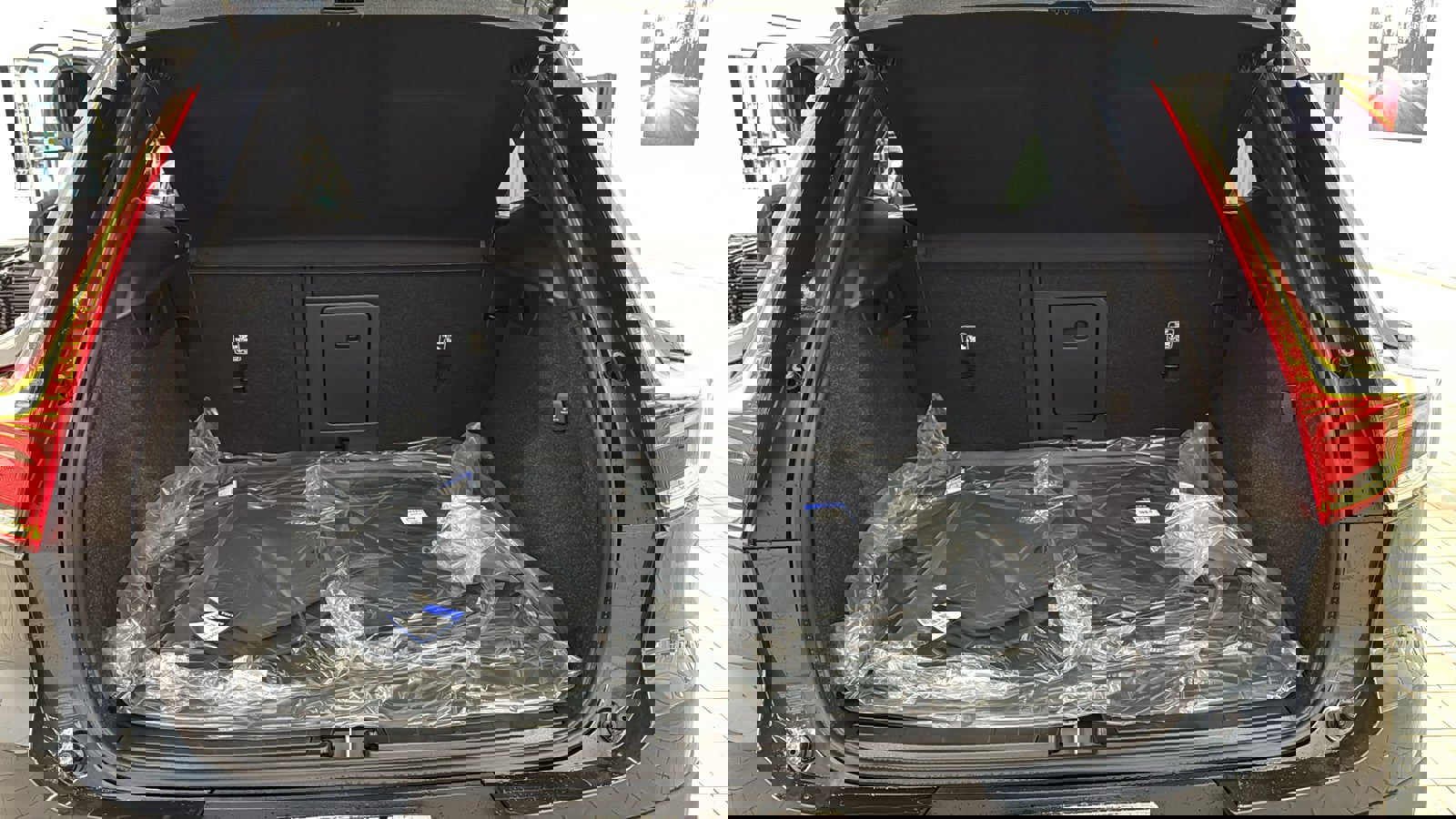 Used 2026 Volvo XC40 B4 Plus w/ Climate Package image 29