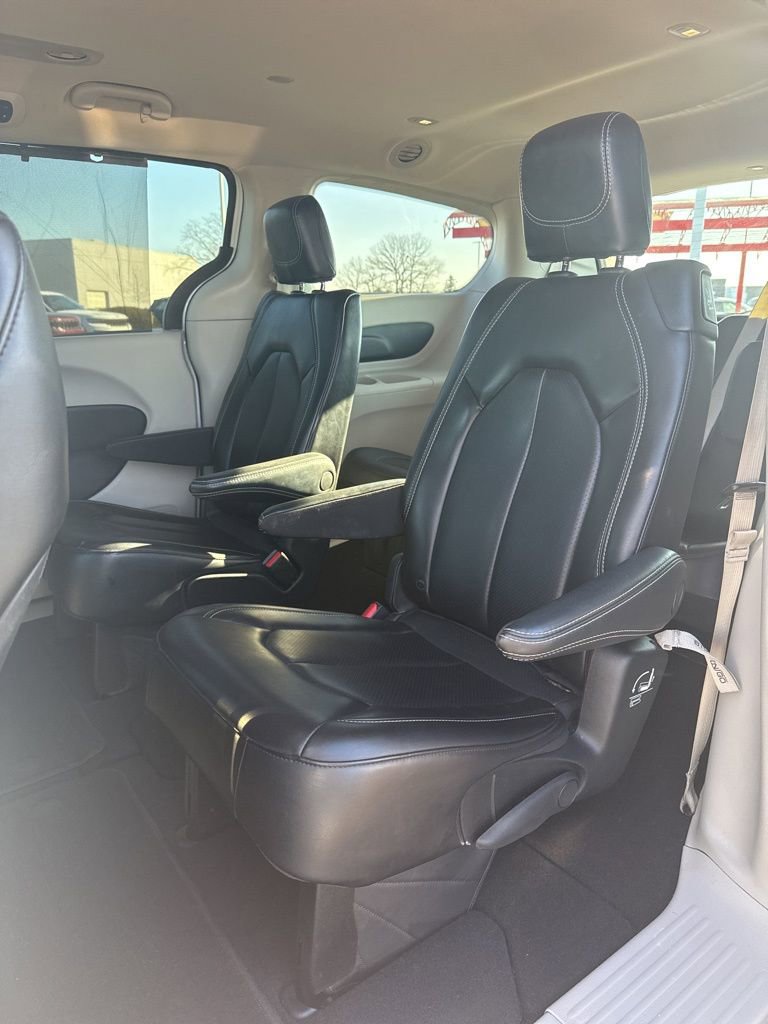 Used 2023 Chrysler Pacifica Touring-L FWD image 20