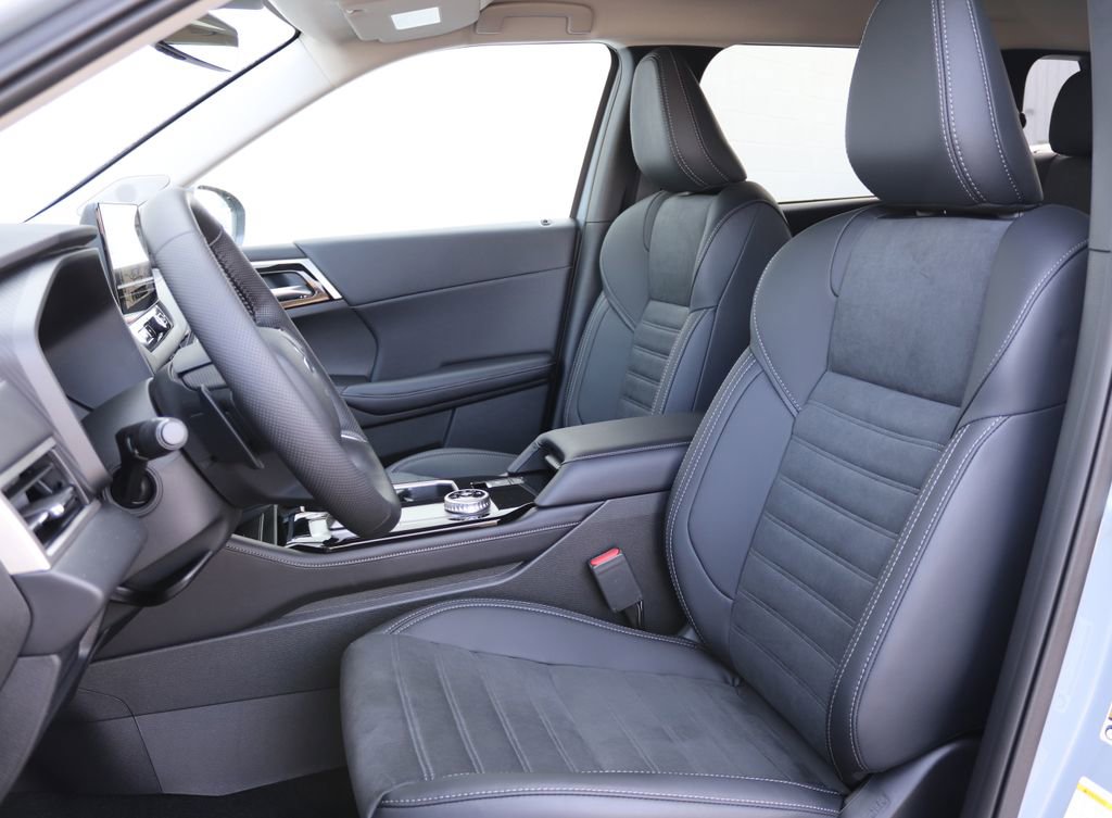 New 2026 Mitsubishi Outlander SE image 5