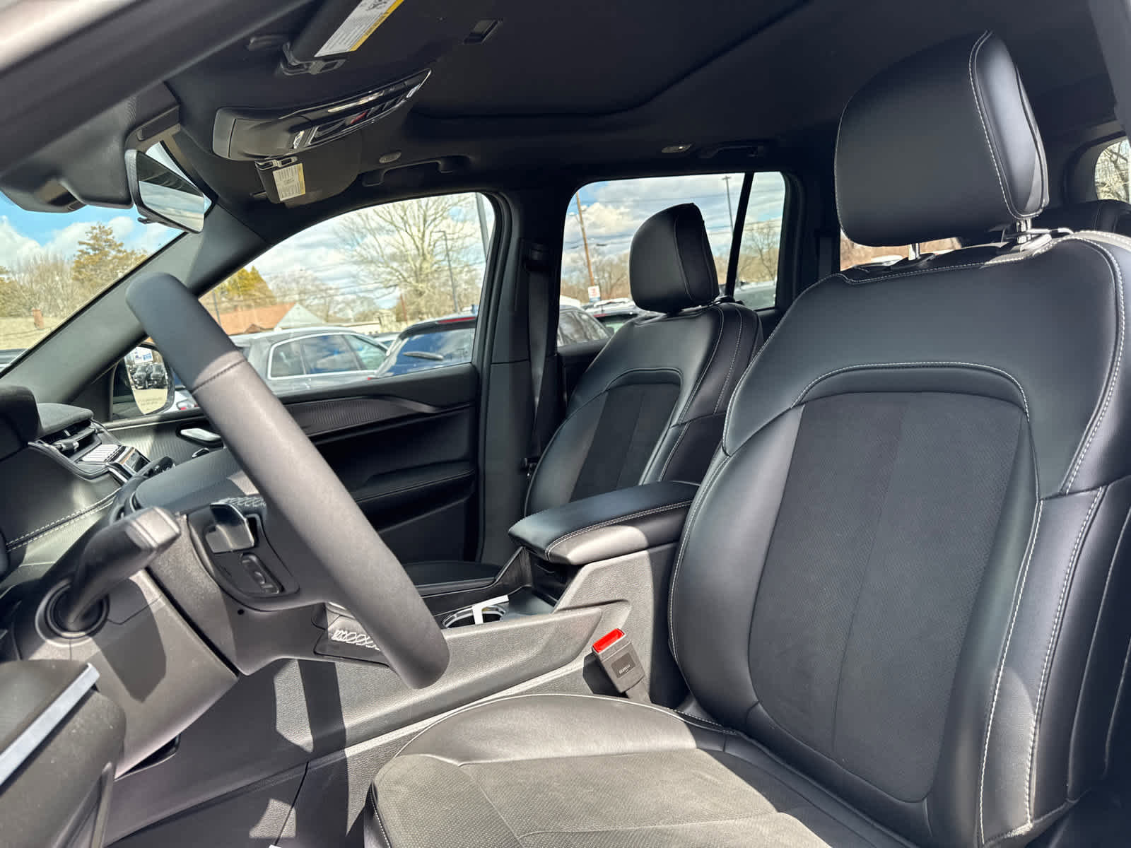 Used 2025 Jeep Grand Cherokee Altitude AWD/4WD image 13