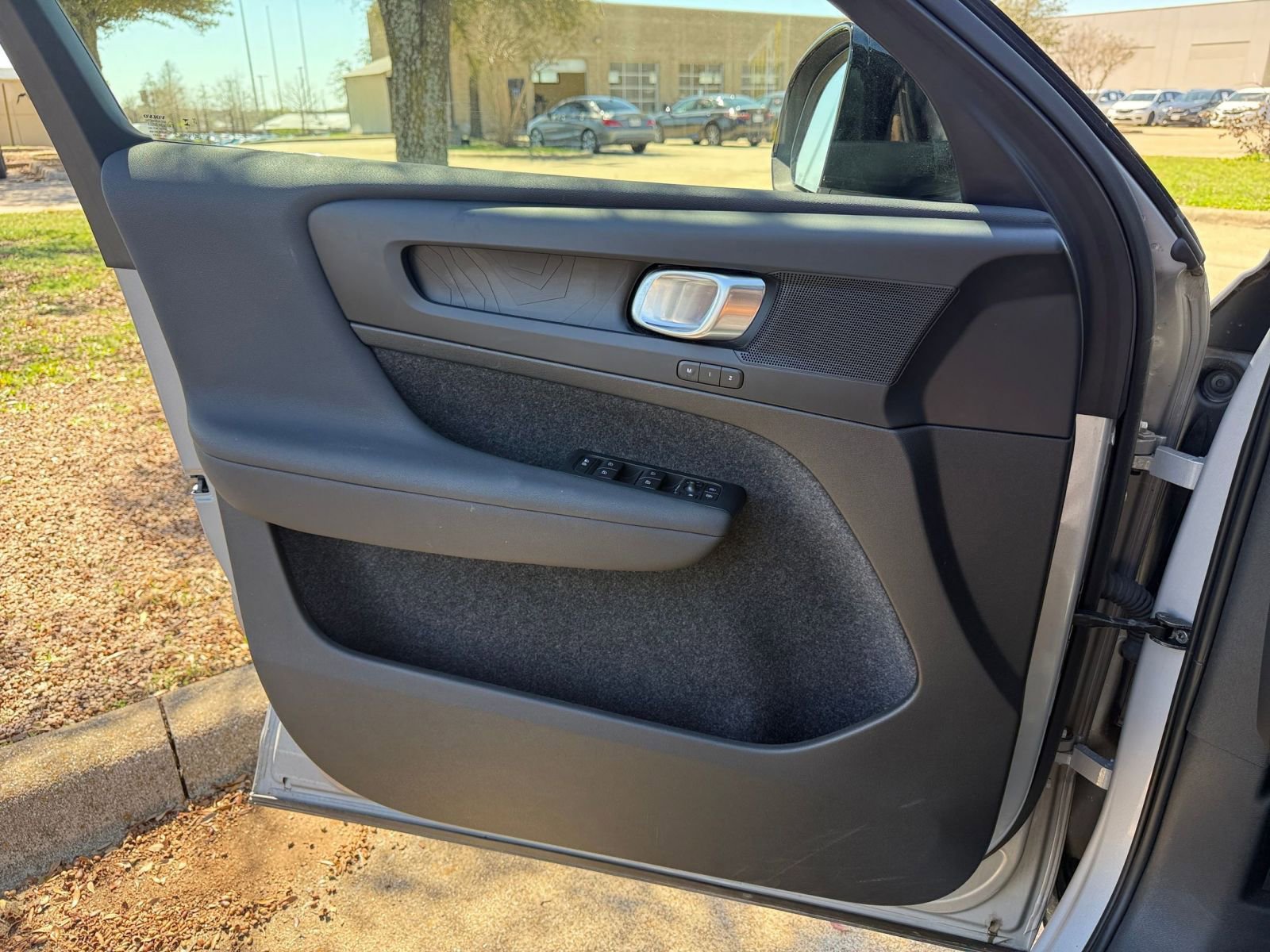 Used 2023 Volvo XC40 Recharge Plus image 23