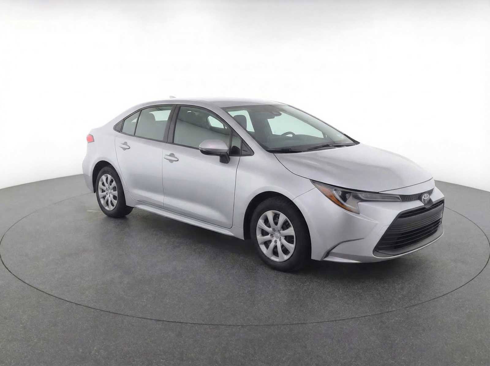Used 2025 Toyota Corolla LE image 3