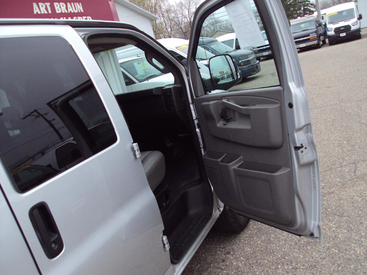 Used 2019 Chevrolet Express 3500 LS RWD image 15
