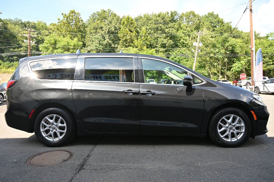 Used 2023 Chrysler Pacifica Touring-L FWD image 6