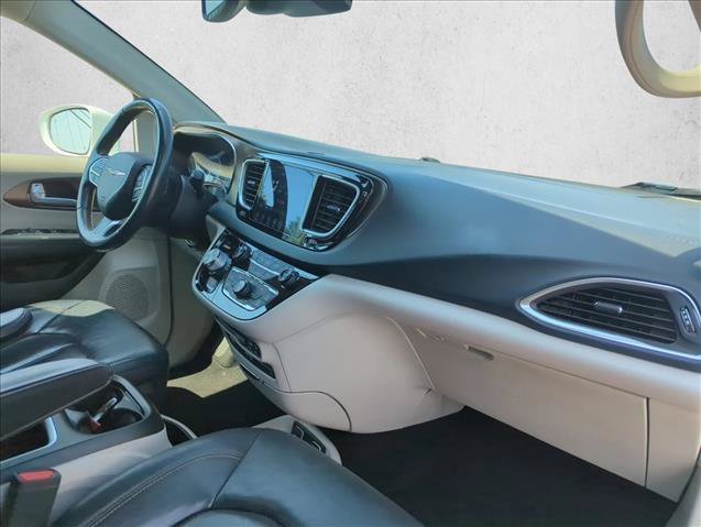Used 2019 Chrysler Pacifica Touring-L Plus w/ Advanced Safetytec Group FWD image 30