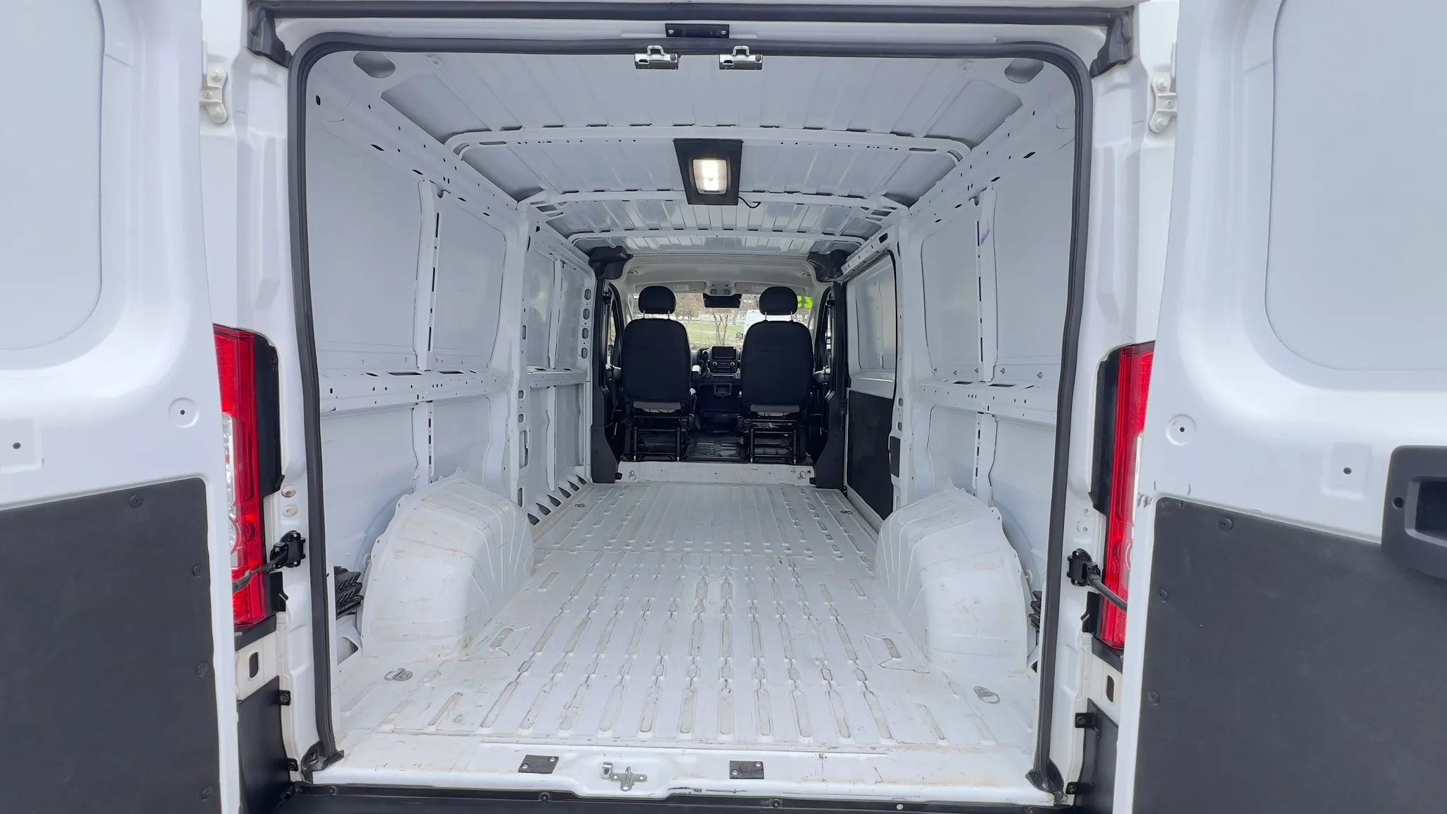 Used 2025 RAM ProMaster 2500 w/ Convenience Group FWD image 13