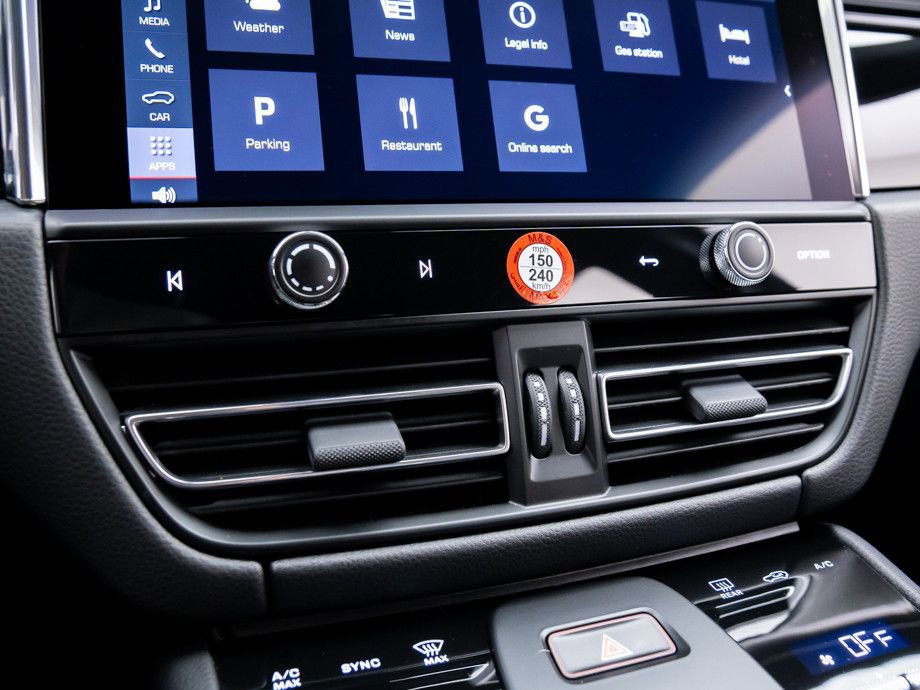 Certified 2025 Porsche Macan image 24