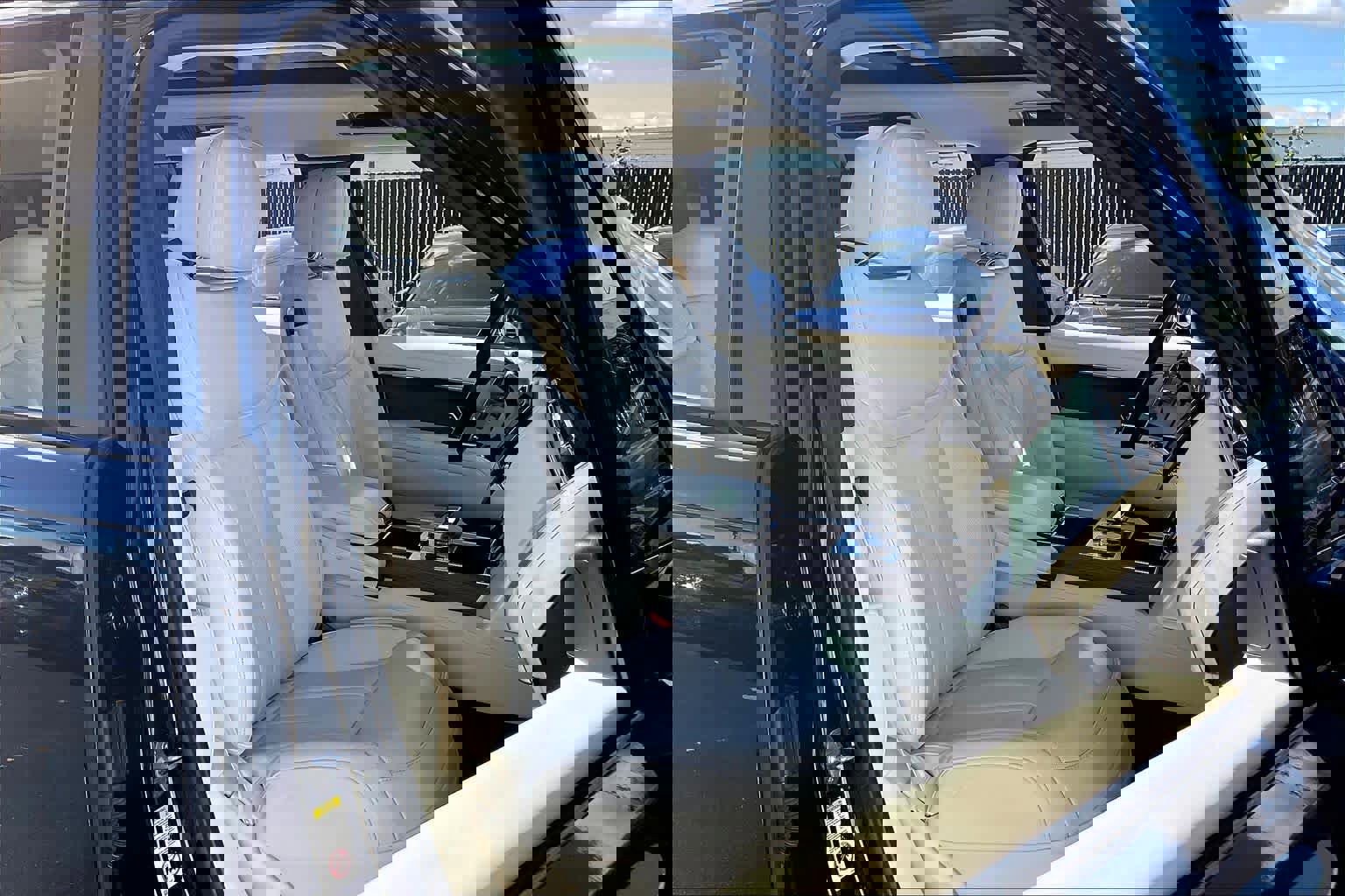 Used 2023 Land Rover Range Rover Long Wheelbase SE image 10