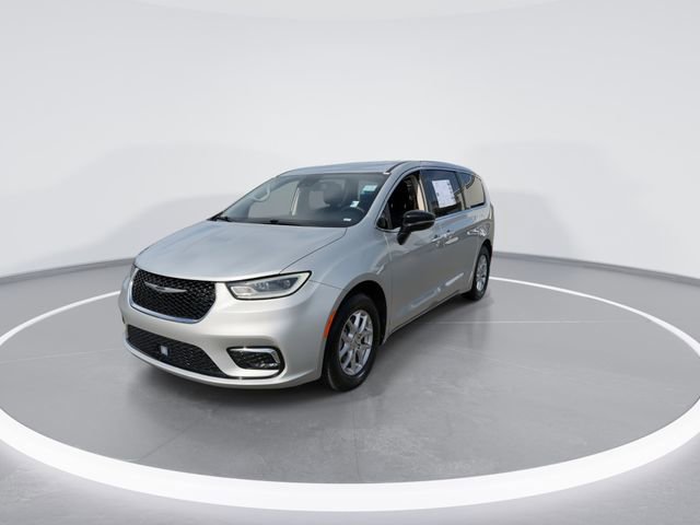 Used 2024 Chrysler Pacifica Touring-L image 4