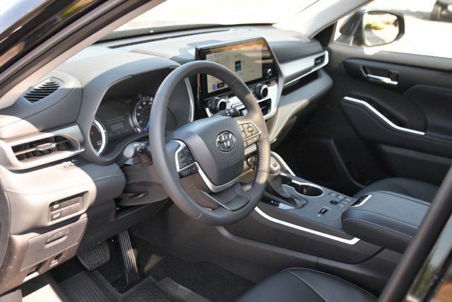 Used 2025 Toyota Highlander XLE image 11