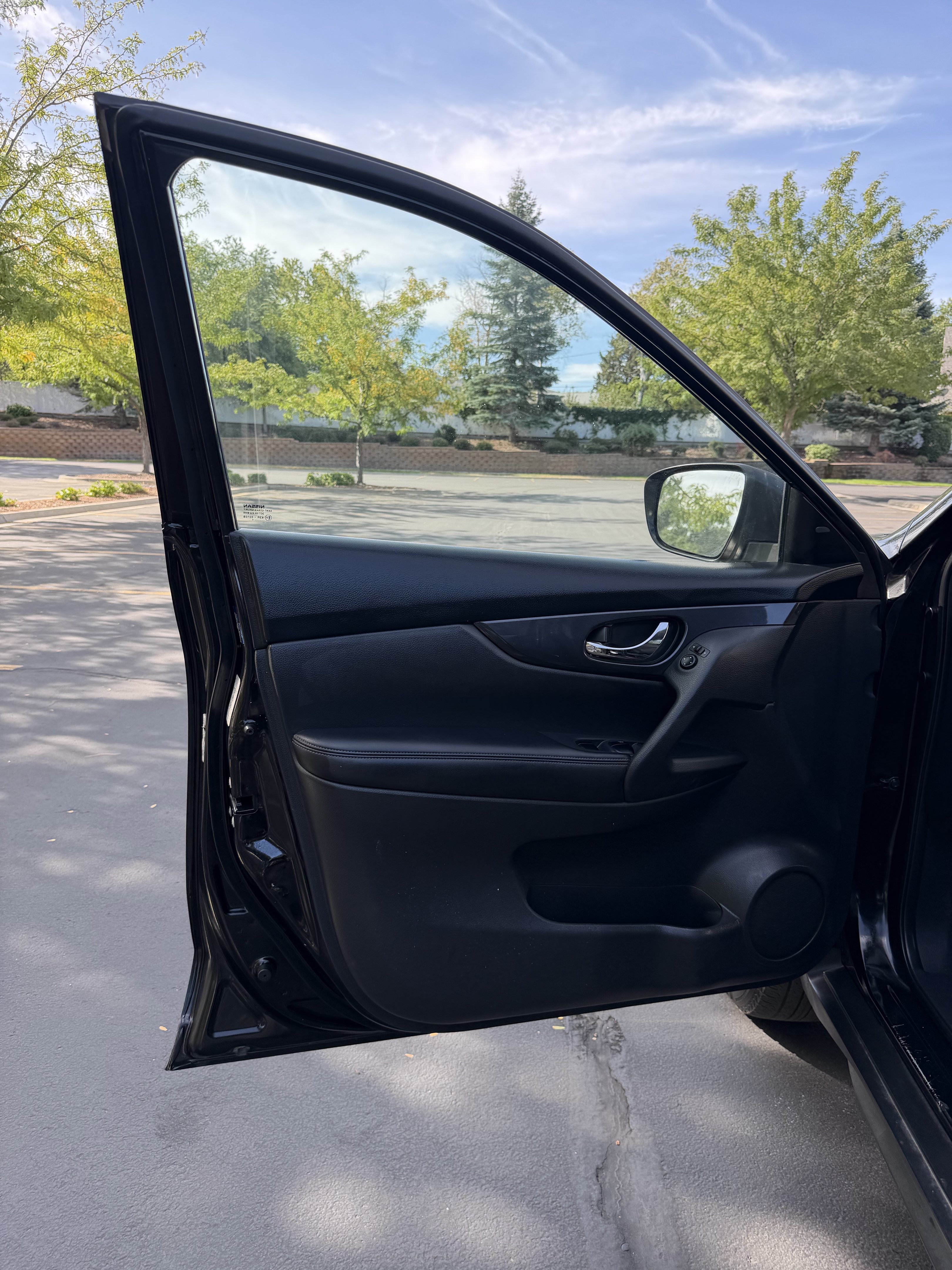Used 2017 Nissan Rogue SV AWD/4WD image 16