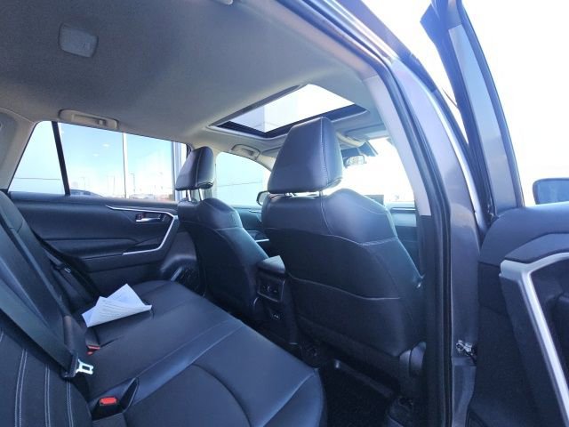 Used 2022 Toyota RAV4 XLE Premium image 25