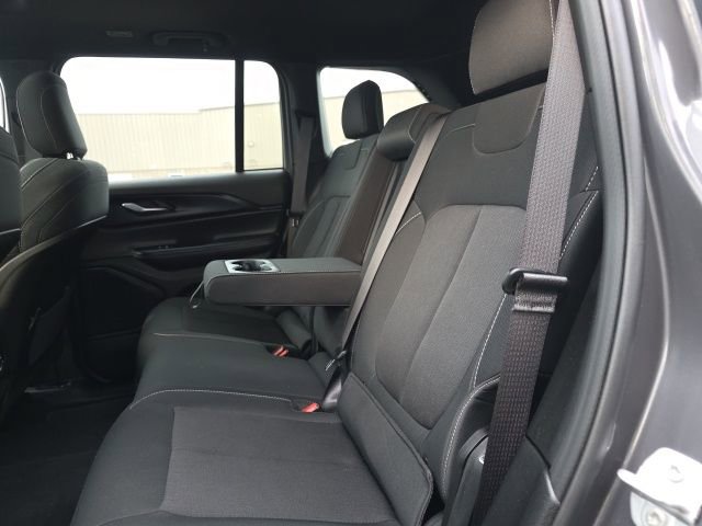 Used 2025 Jeep Grand Cherokee Laredo X image 28