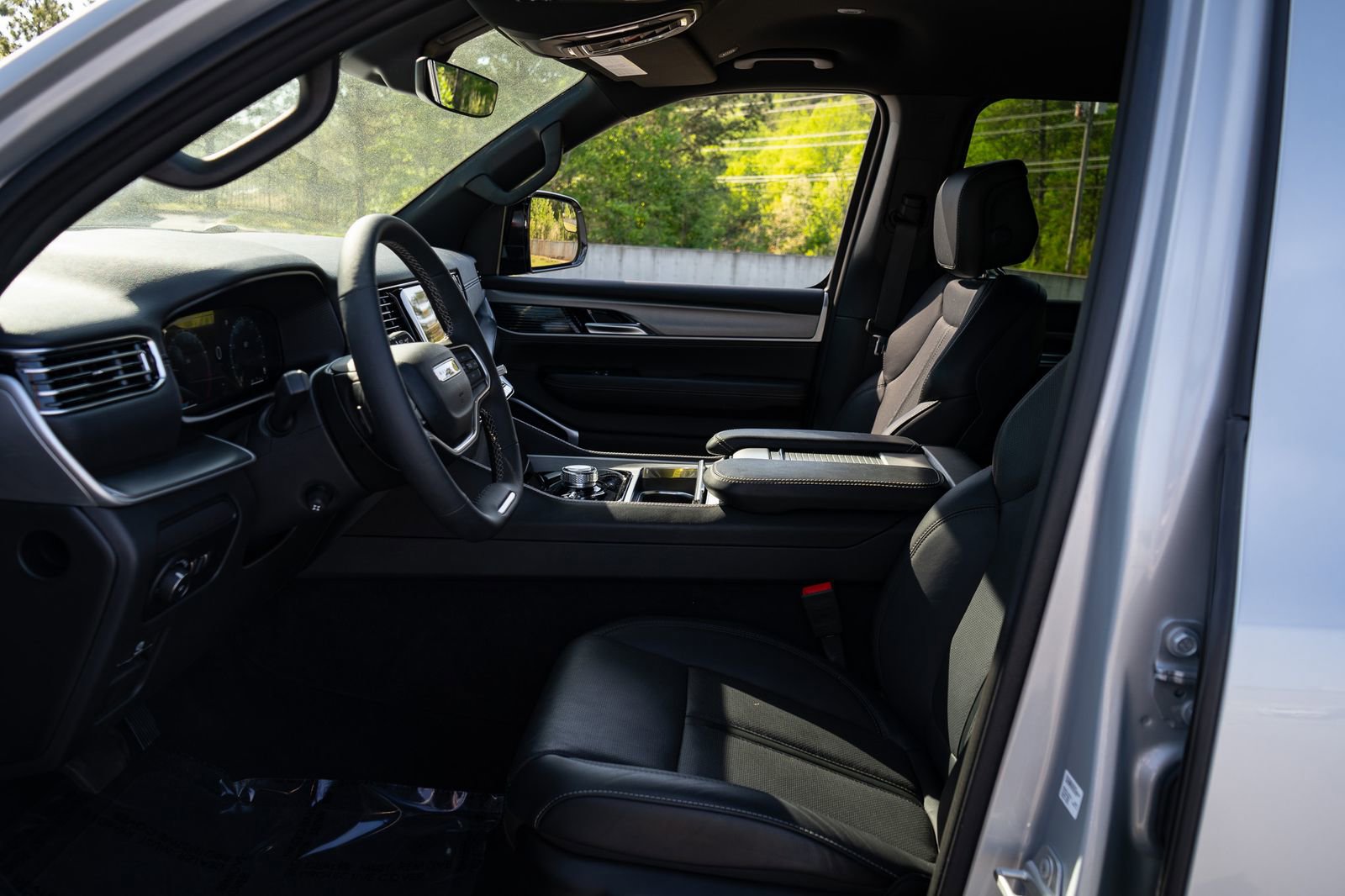 Used 2025 Jeep Wagoneer L Series II AWD/4WD image 14