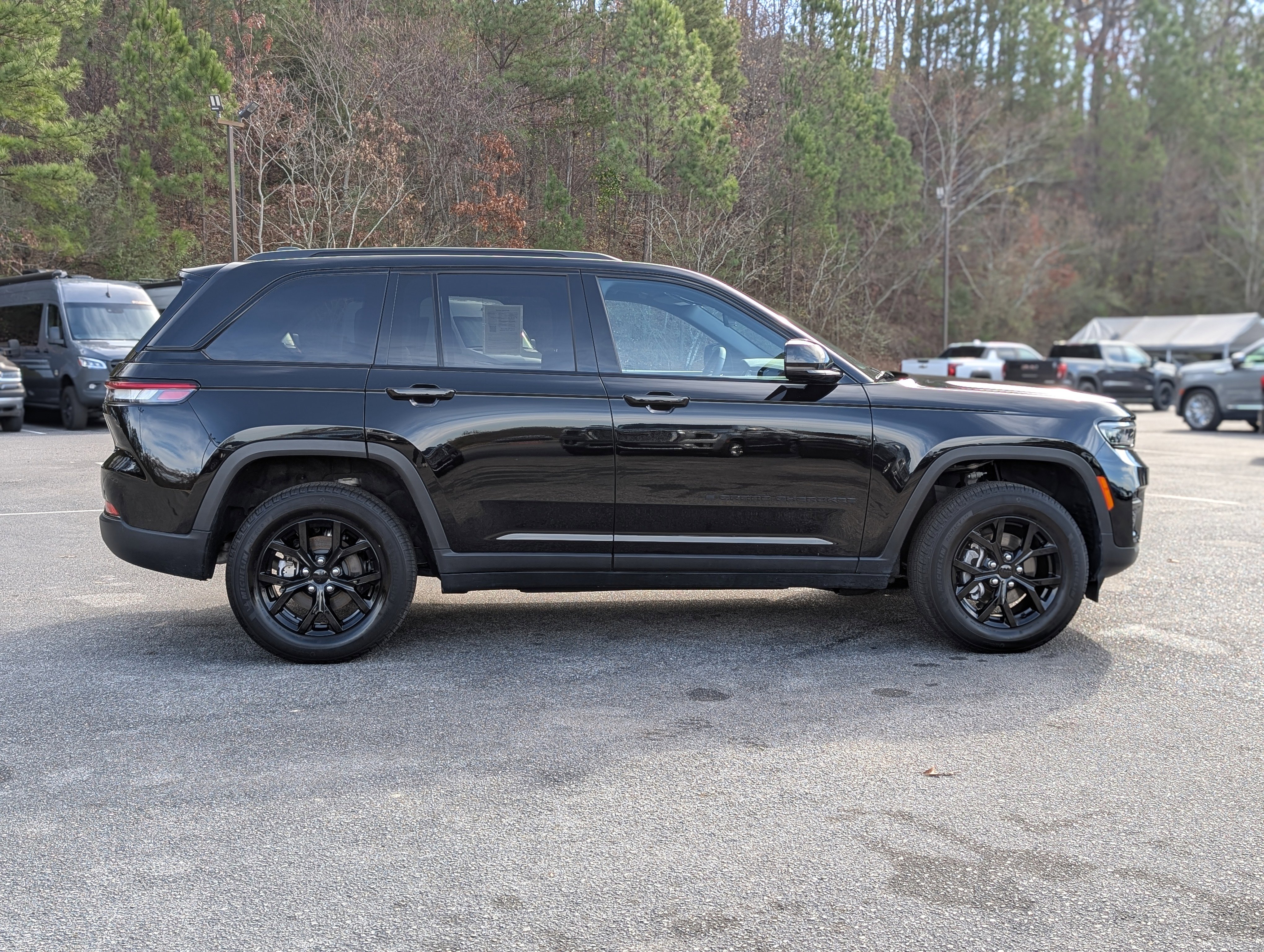 Used 2024 Jeep Grand Cherokee Altitude image 10
