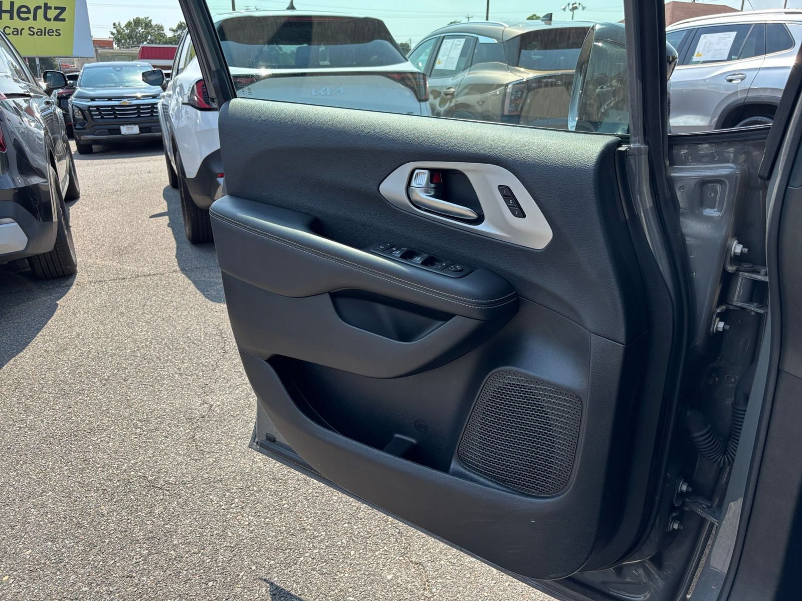 Used 2025 Chrysler Pacifica Limited FWD image 18