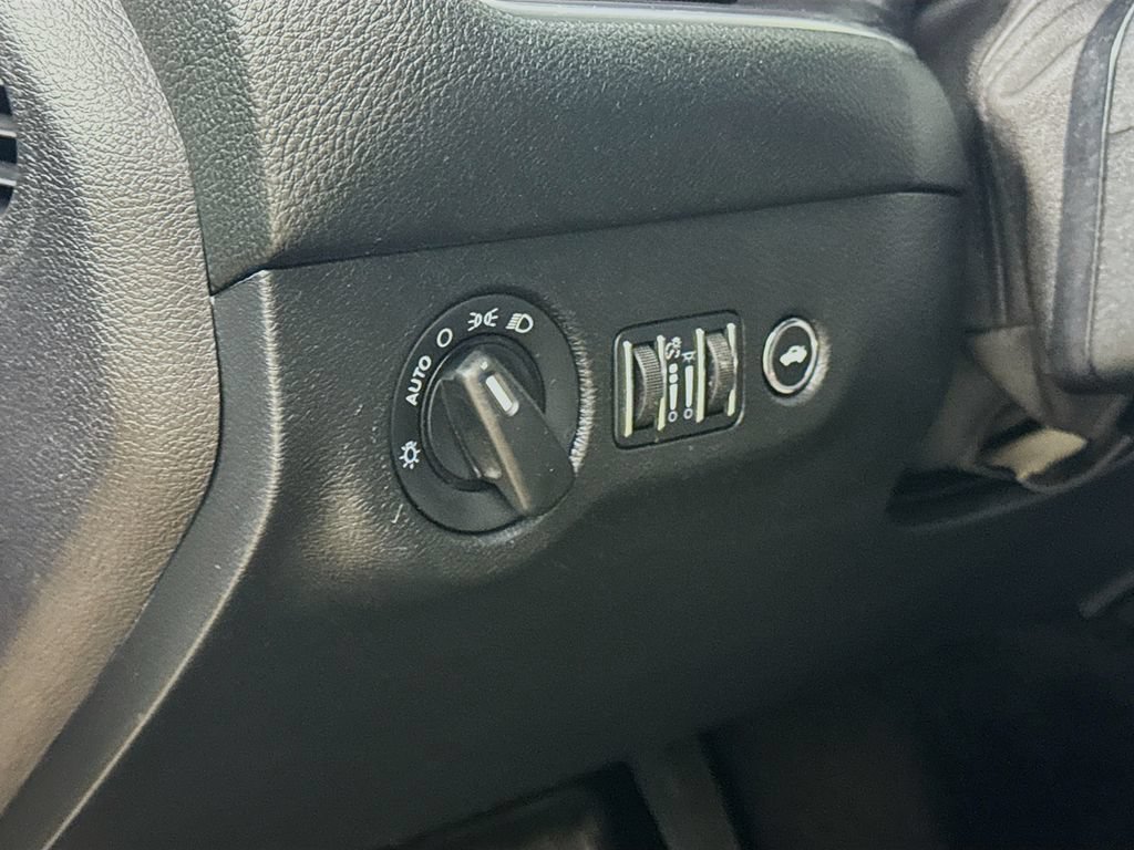Used 2016 Dodge Challenger SXT RWD image 12